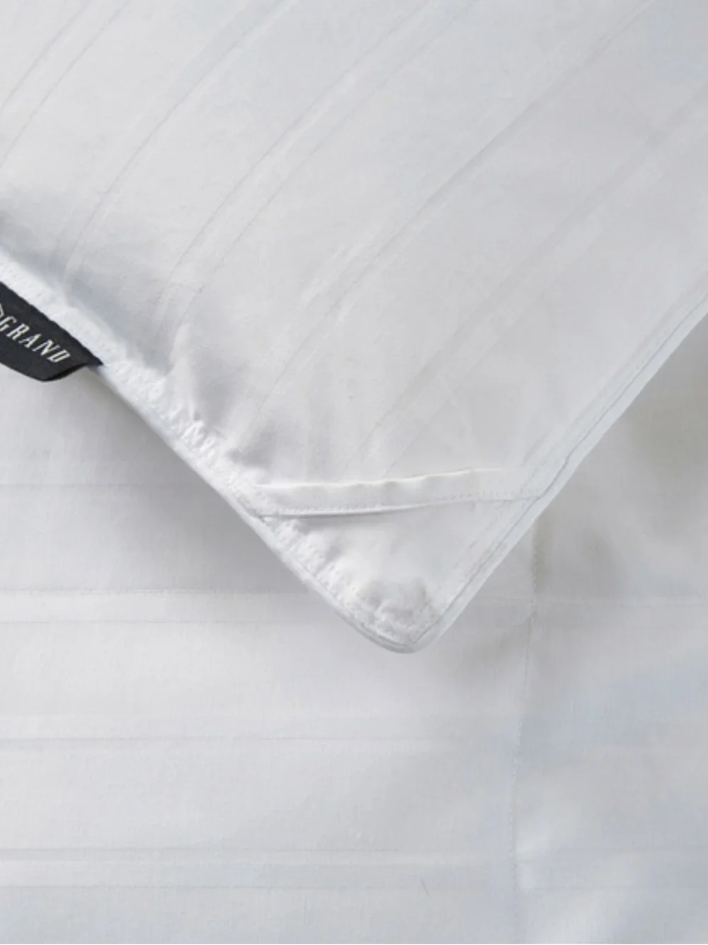 BRAND NEW - White Down Comforter - SOFT FULL/QUEEN